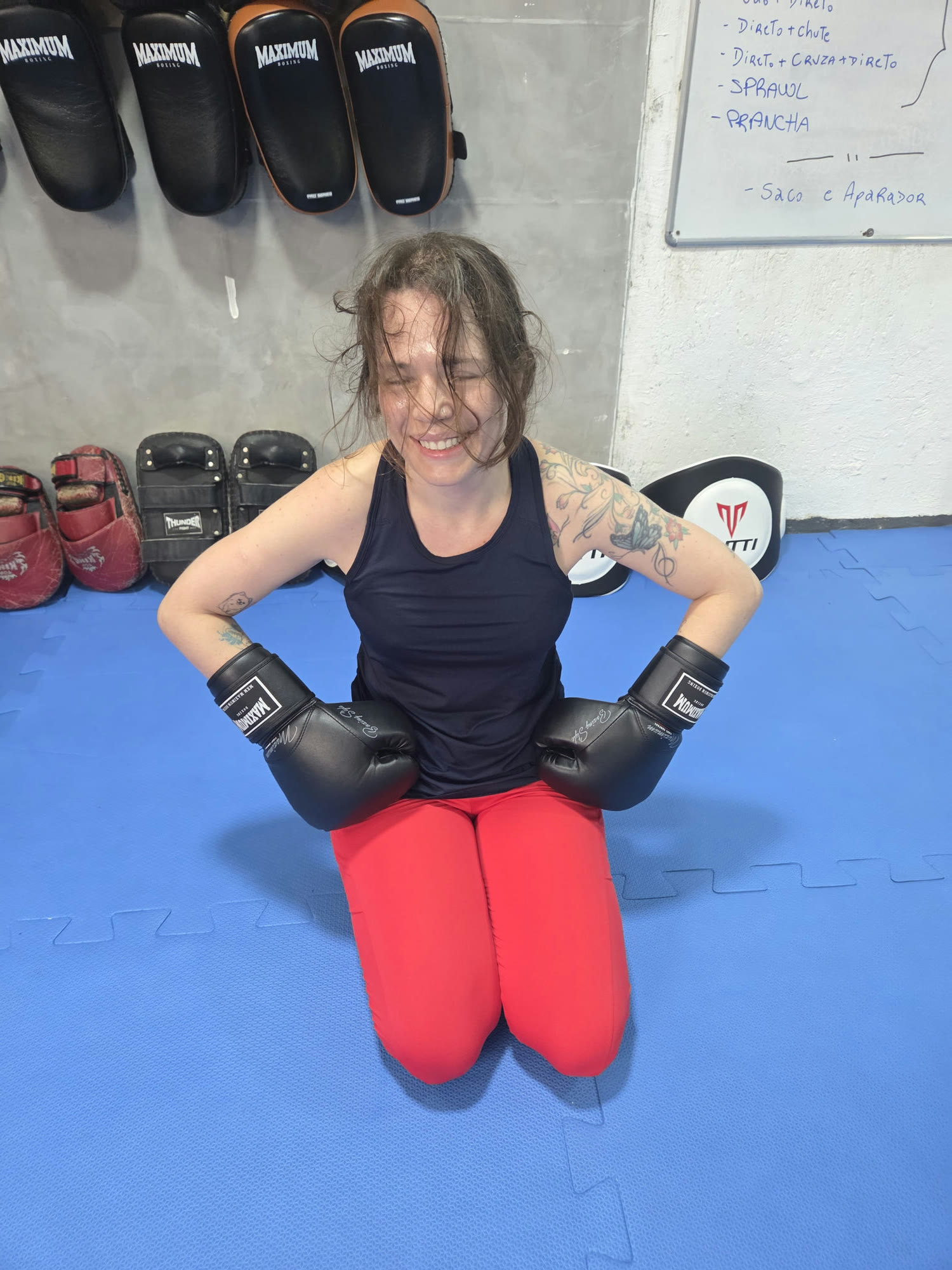 Aluna treinando com luvas no Studio Fight